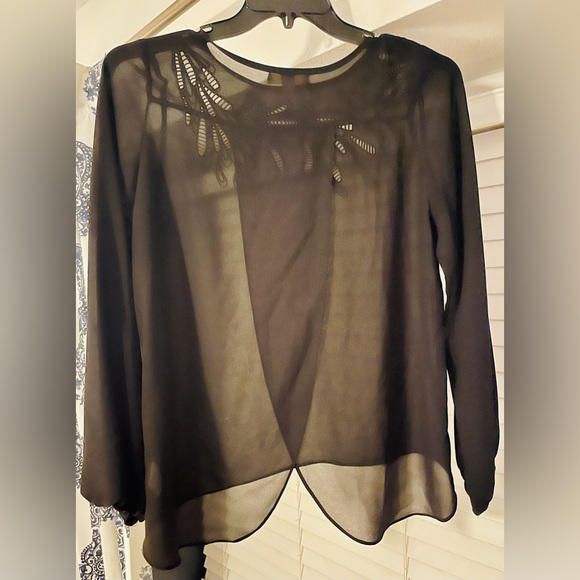 Cute work blouse with cutouts around neckline - Picture 2 of 2